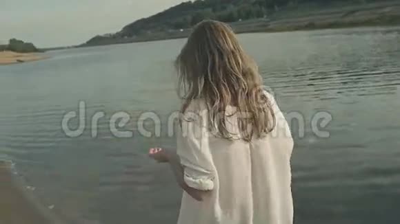美丽的女孩在水上交谈然后转向视频的预览图