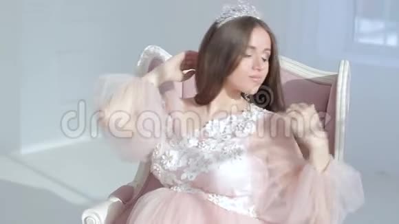 穿着豪华粉色裙子的怀孕女孩视频的预览图