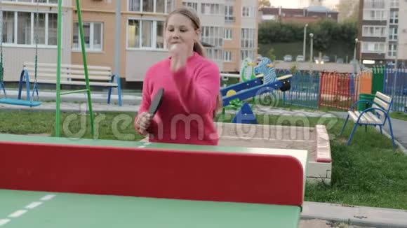 在户外打乒乓球的少女视频的预览图