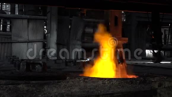 抓住工件着火的不足燃烧2视频的预览图