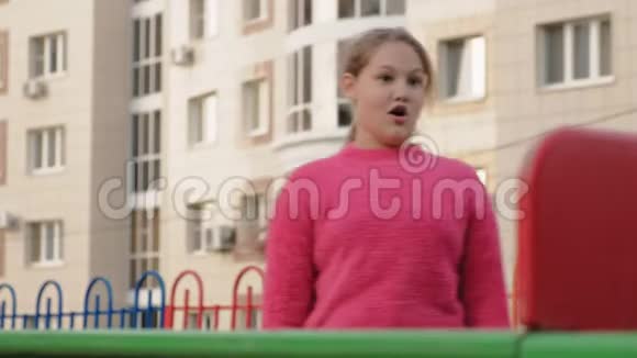 在户外打乒乓球的少女视频的预览图