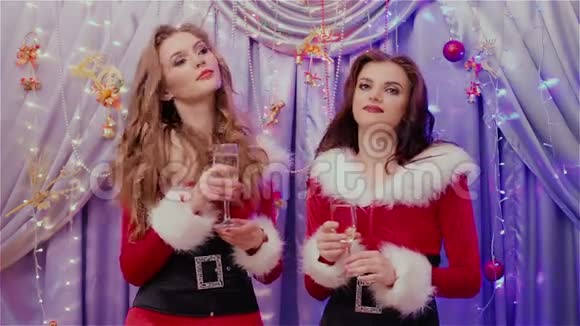 两个女孩为白雪公主新年干杯视频的预览图