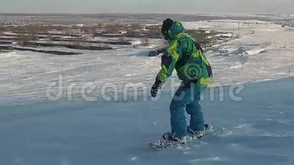 滑雪者沿着滑雪坡行驶视频的预览图