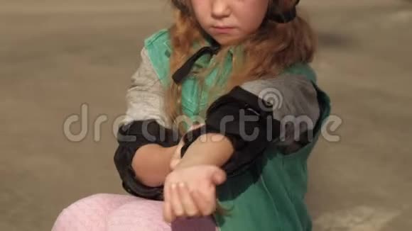 小女孩衣服保护头盔护膝和护肘日落视频的预览图