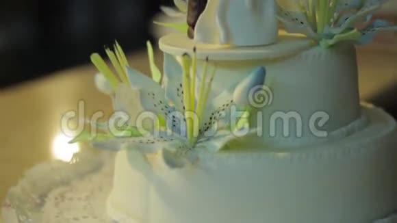新娘和新郎雕像的婚礼蛋糕视频的预览图