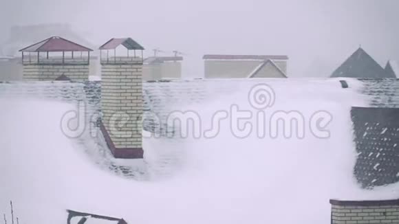 冬季住宅上方暴风雪超慢动作录像视频的预览图
