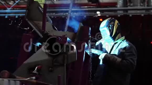 焊工焊接汽车的金属细节视频的预览图