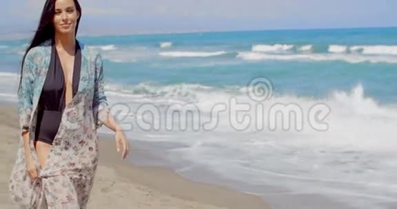 在沙滩上穿着夏装的美女视频的预览图