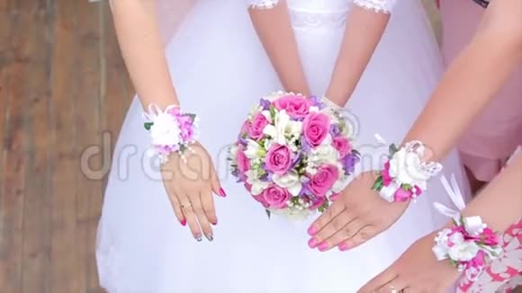 新娘和伴娘展示花束新娘和她的女朋友并排在一起把花束放进去视频的预览图