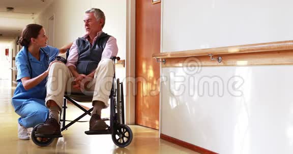 护士在轮椅上和病人说话视频的预览图