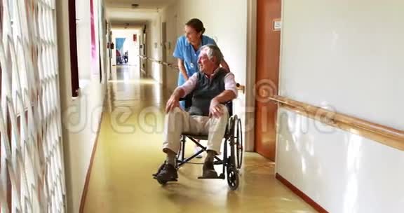 护士在轮椅上和病人说话视频的预览图