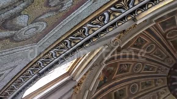 梵蒂冈圣彼得教堂的宏伟穹顶视频的预览图