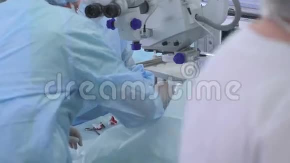无法辨认的医生在手术室做手术视频的预览图