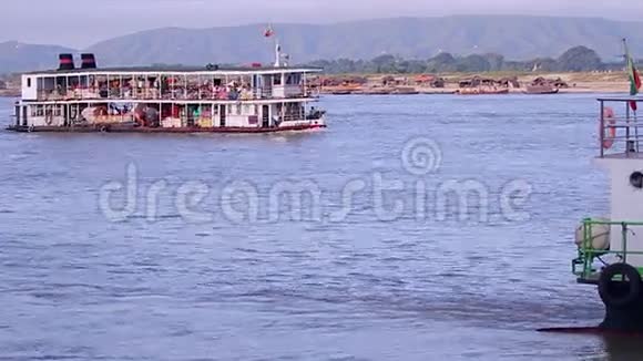 缅甸古老的观光渡轮视频的预览图