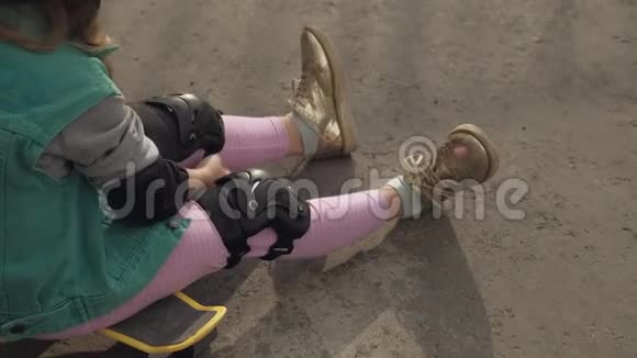 小女孩衣服保护头盔护膝和护肘日落视频的预览图