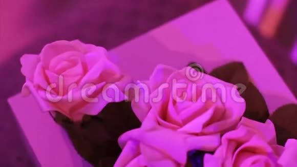 用鲜花装饰婚礼餐桌婚礼花在桌子上人造玫瑰装饰婚礼桌视频的预览图