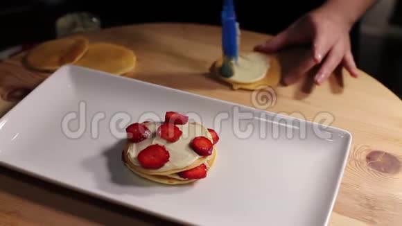 一个人用草莓做美国煎饼视频的预览图