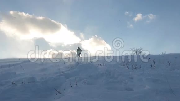 滑雪者沿着滑雪坡行驶视频的预览图