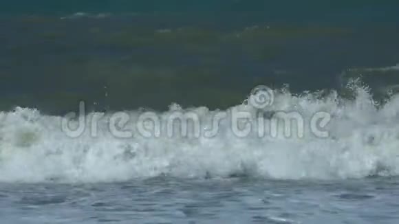 海滩上有石头和鹅卵石大的海浪会使海水刹车视频的预览图