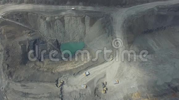 从事采矿工作职业生涯的发展空中景色视频的预览图