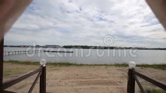 海滨宴会厅在岸上举行婚礼海滩上装饰的婚礼桌柔和的晚光视频的预览图