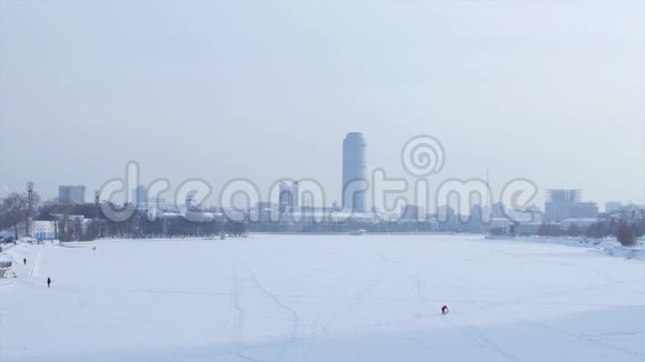 观看新的莫斯科城市摩天大楼在冬天冬天的城市冬园屋摩天大楼叶卡捷琳堡一些视频的预览图