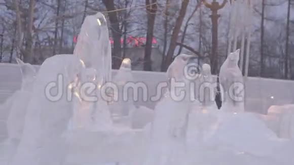 冬城冻企鹅的冰雕俄罗斯的冰雕冰城的雕塑冰雕和视频的预览图