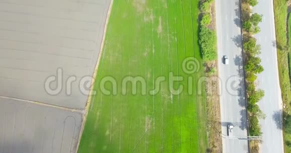 空中观景飞越稻田和公路视频的预览图