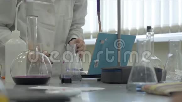 实验室技术人员在实验室做实验男性医学或科学实验室研究员用蓝色液体进行测试视频的预览图