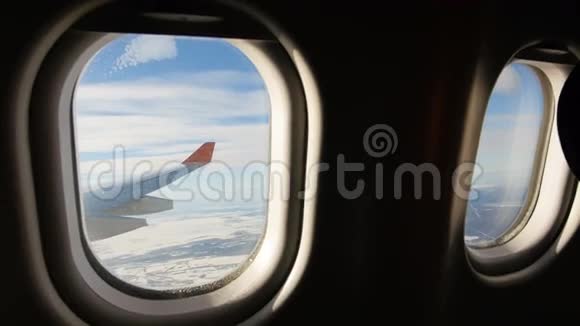 从喷气式飞机的窗户看到的土地飞机缓慢降落视频的预览图