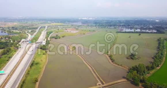 空中观景飞越稻田和公路视频的预览图