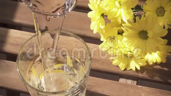 杯子里的水有气泡和柠檬的慢动作视频的预览图