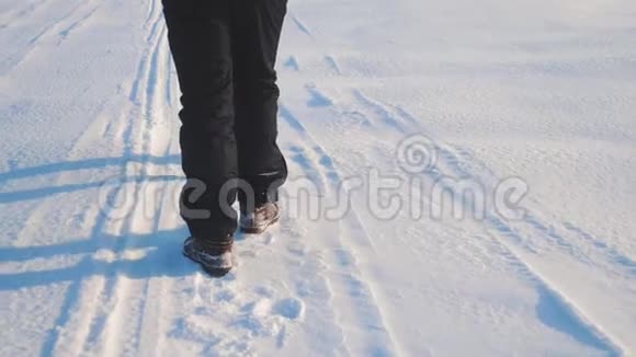 团队合作男游客摄影师冬天乘三脚架爬山顶山顶山顶群去下雪视频的预览图