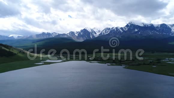空中飞越美丽的湖泊和山脉空中慢动作4k视频的预览图
