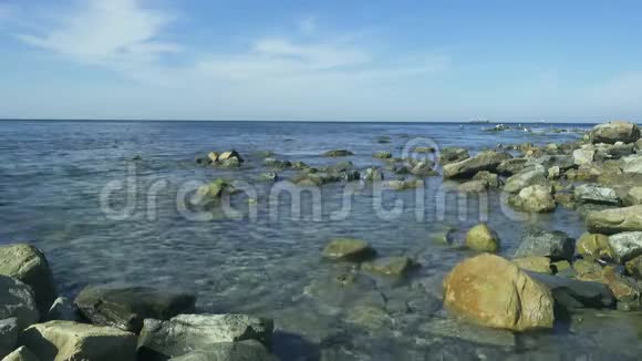 海水清澈湛蓝的海岸视频的预览图