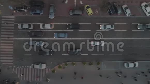 城市交通和道路的鸟瞰图视频的预览图