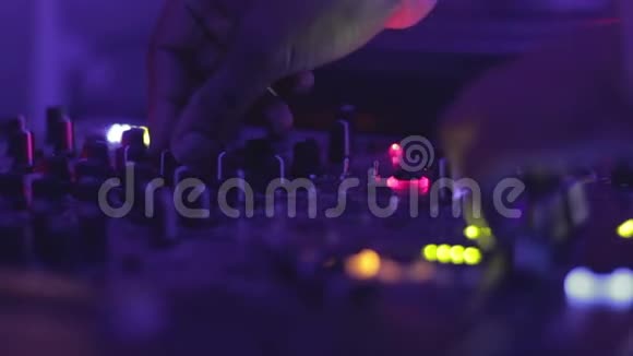 DJ手在混合控制台上按下按钮夜总会的气氛缔约方视频的预览图