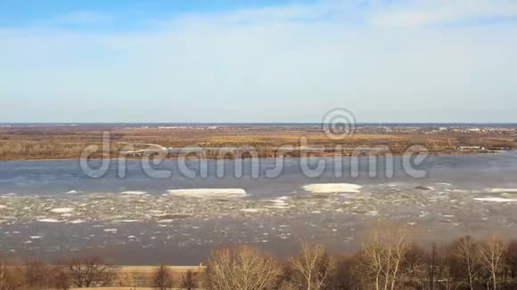河上漂浮的冰视频的预览图