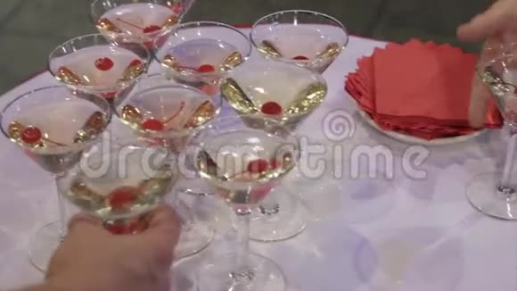 人们从桌子上拿一杯马丁尼和威士忌带着新鲜樱桃的眼镜的香槟酒桌上还有派对视频的预览图