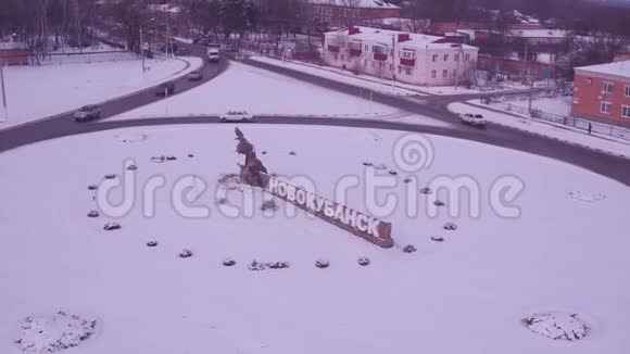 城市白雪覆盖的街道空中摄影视频的预览图