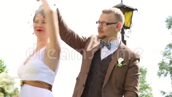 新婚快乐的夫妻散步和跳舞视频的预览图