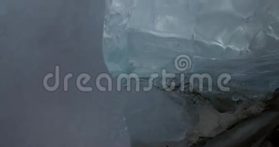 以落基山脉为背景的冰冻湖上的徒步旅行者被倾斜射击视频的预览图
