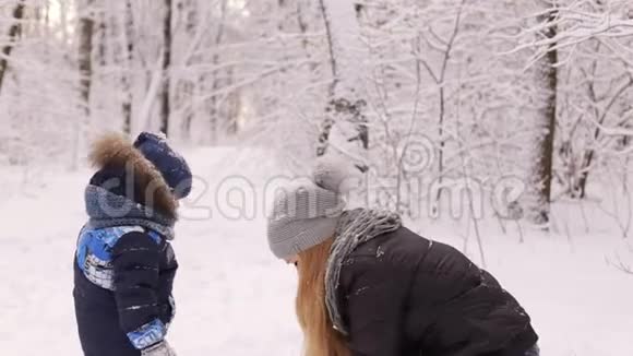 年轻的女人在冬天和她的儿子玩视频的预览图