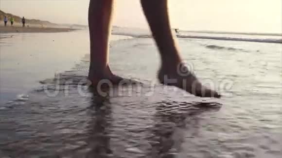 低段的女人在岸上玩海浪视频的预览图