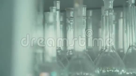 实验室里桌子上放着化学药品的烧瓶视频的预览图