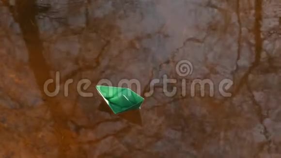 绿色的纸船漂浮在水面上视频的预览图