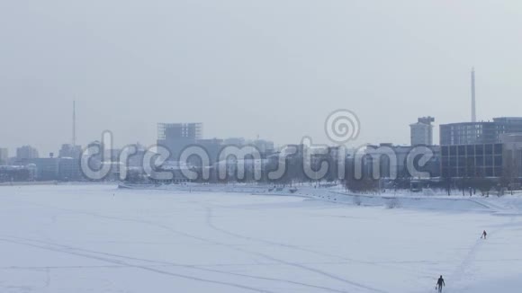 观看新的莫斯科城市摩天大楼在冬天冬天的城市冬园屋摩天大楼叶卡捷琳堡一些视频的预览图