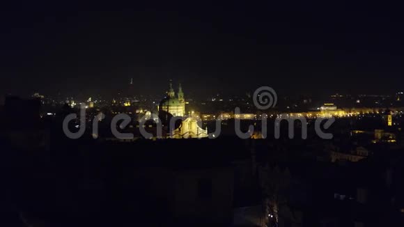 潘在布拉格的老城拍摄4K视频视频的预览图