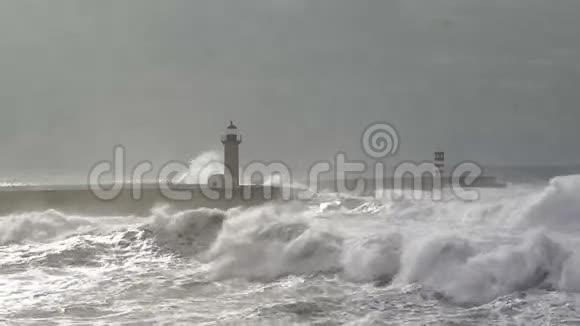 有灯塔的防波堤码头的暴风海洋视频的预览图