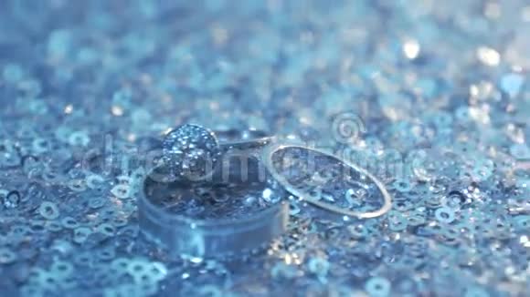 结婚戒指和玫瑰结婚首饰和戒指一个盒子上的美女结婚戒指爱的魔戒选择性重点视频的预览图